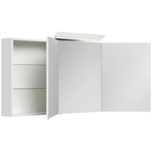Weißer Hochglanz Posseik Spiegelschrank 140 cm mit 3 Spiegeltüren, offene Tür zeigt Glasböden und LED-Lampe.