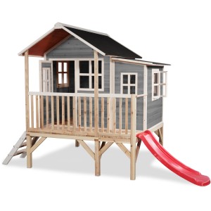 Graues EXIT Loft 350 Holzspielhaus mit Rutsche, Leiter und wasserdichtem Dach.