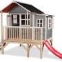 Graues EXIT Loft 350 Holzspielhaus mit Rutsche, Leiter und wasserdichtem Dach.