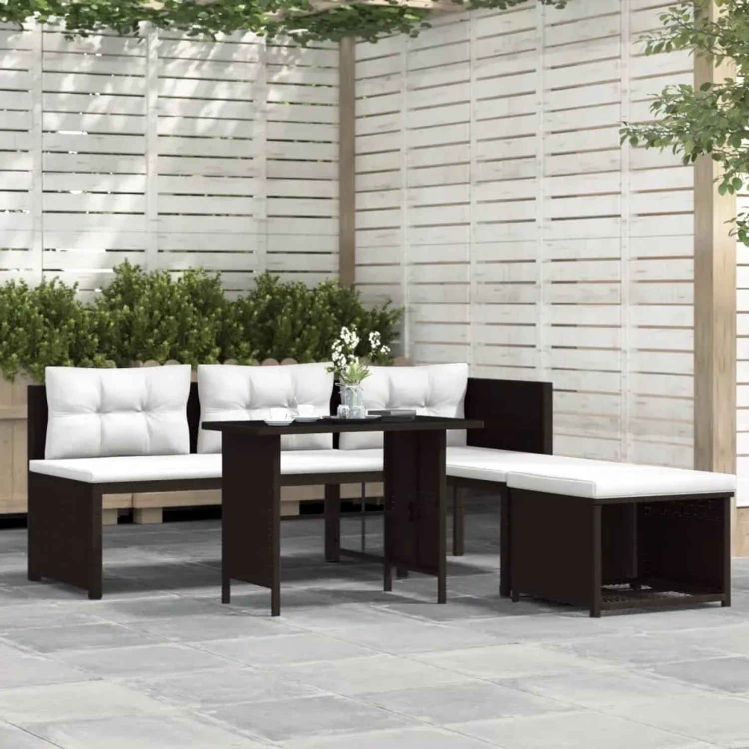 Braunes 4-tlg. vidaXL Garten-Lounge-Set aus Polyrattan mit Tisch, Hocker, Sofa und Liege.