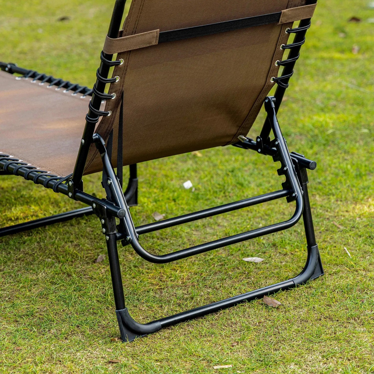 Detailansicht der braunen Outsunny Sonnenliege mit Stahlgestell und Netzstoffbezug.