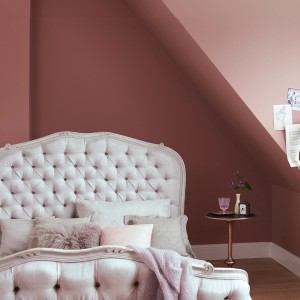 Schlafzimmer mit Wandfarbe Alpina Feine Farben No. 19 Melodie der Anmut® Rosa.