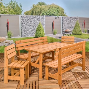 Gartenmöbel-Set Robusto honigbraun: Tisch, Bänke und Stühle aus FSC-Kiefernholz im Garten.