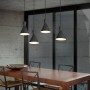 Schwarze Reality Pendelleuchte Enzo mit vier Lampen über Esstisch. Moderne Hängelampe aus Metall.