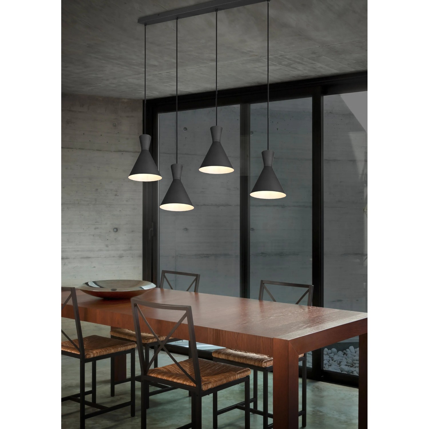 Schwarze Reality Pendelleuchte Enzo mit vier Lampen über Esstisch. Moderne Hängelampe aus Metall.