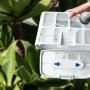 Reinigung des Filters vom Pool Royal Akku-Poolreinigungsroboter mit einem Wasserschlauch.