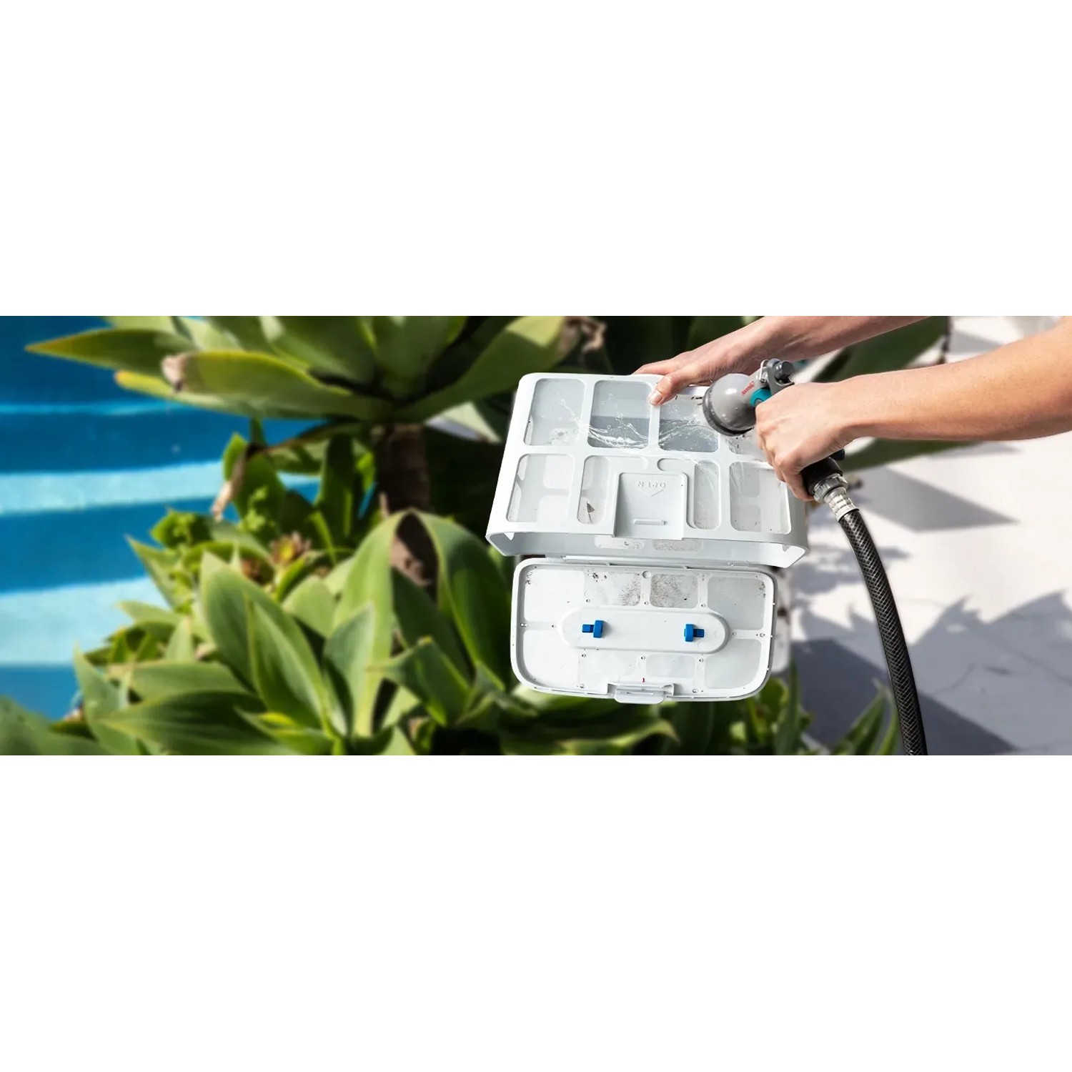 Reinigung des Filters vom Pool Royal Akku-Poolreinigungsroboter mit einem Wasserschlauch.