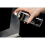 Hand sprüht Staloc Zink-Spray 400 ml auf Metalloberfläche. Langzeit-Korrosionsschutz für verzinkte Teile.