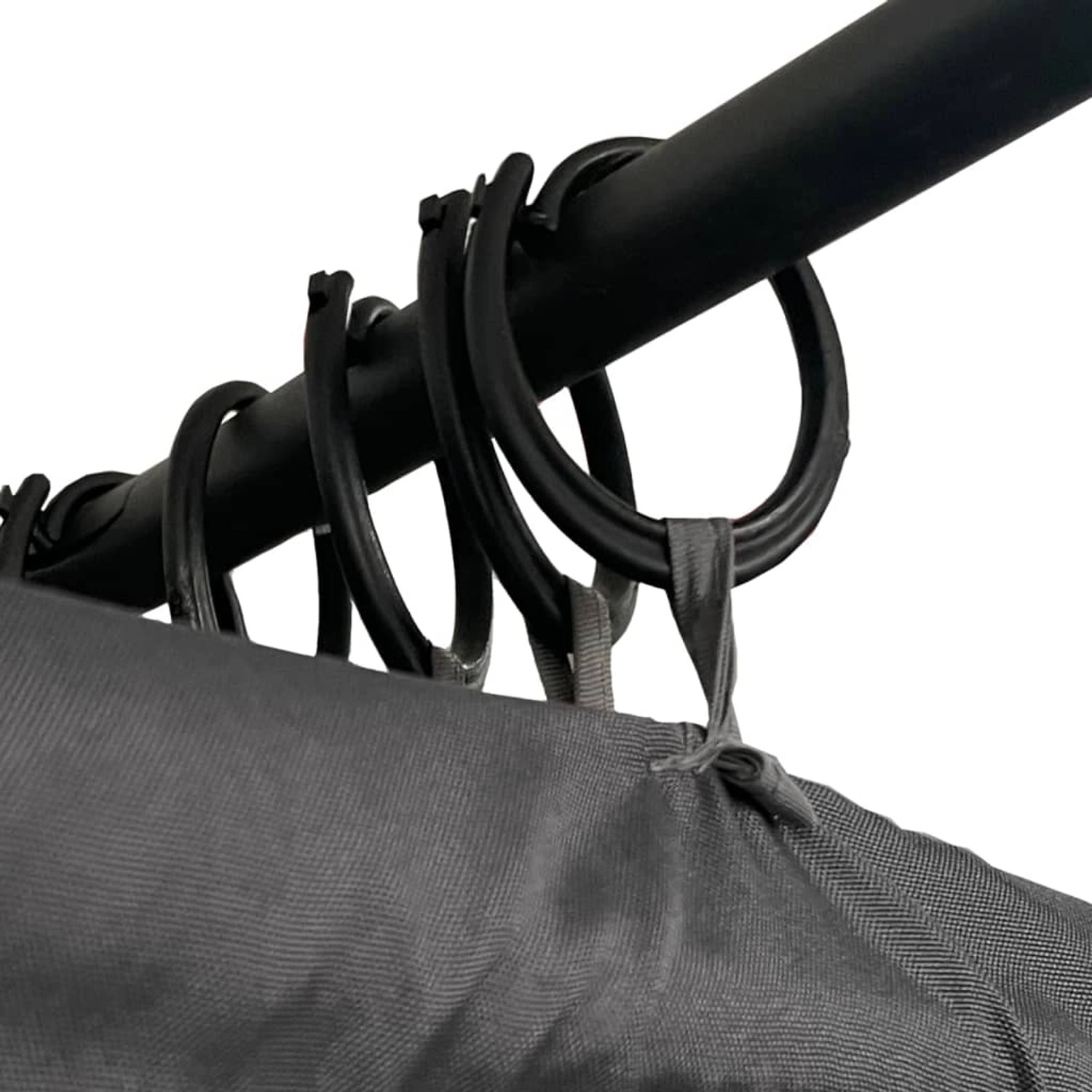 Detailaufnahme: Anthrazitfarbene Vorhänge und Ringe der VidaXL Doppel-Sonnenliege mit Baldachin.