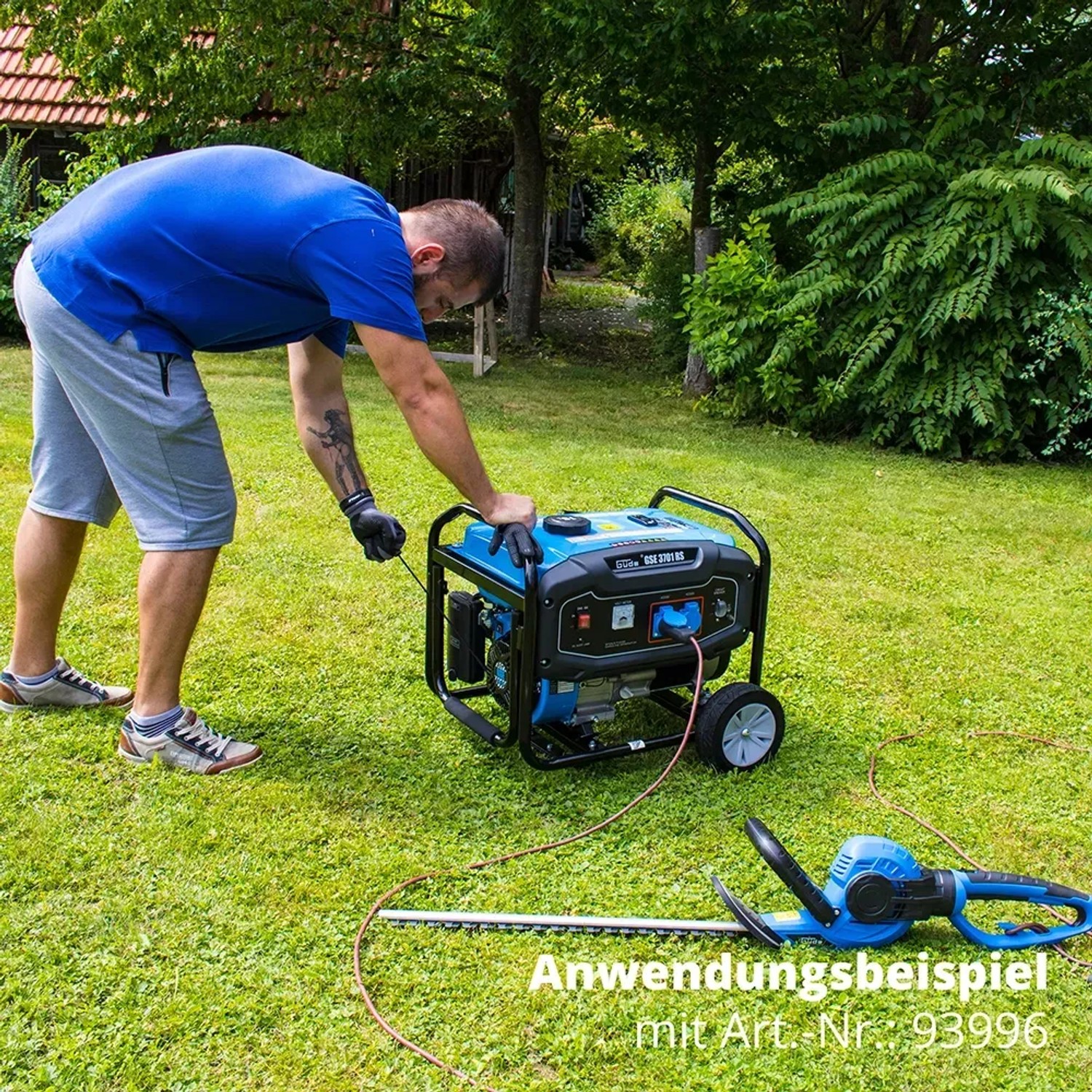 Güde Stromerzeuger GSE 3701 RS im Einsatz mit Heckenschere im Garten.