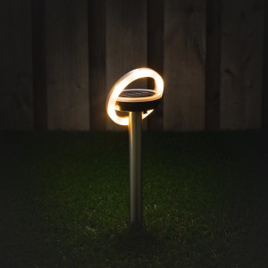 Graue Solarleuchte Johannesburg mit Erdspieß, 3 lm, 2700 K, IP44 Sensor für den Garten.