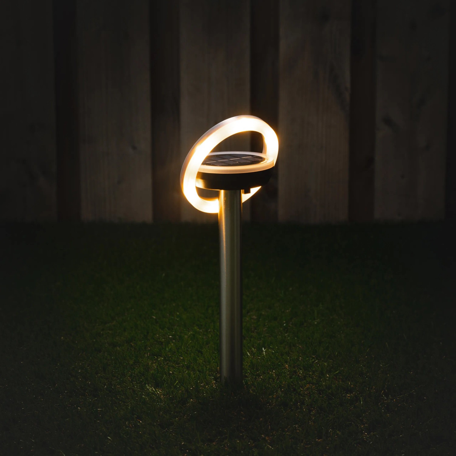 Graue Solarleuchte Johannesburg mit Erdspieß, 3 lm, 2700 K, IP44 Sensor für den Garten.