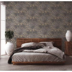 Metropolitan Stories II Vliestapete mit grau-goldenem Palmenmuster im Schlafzimmer.