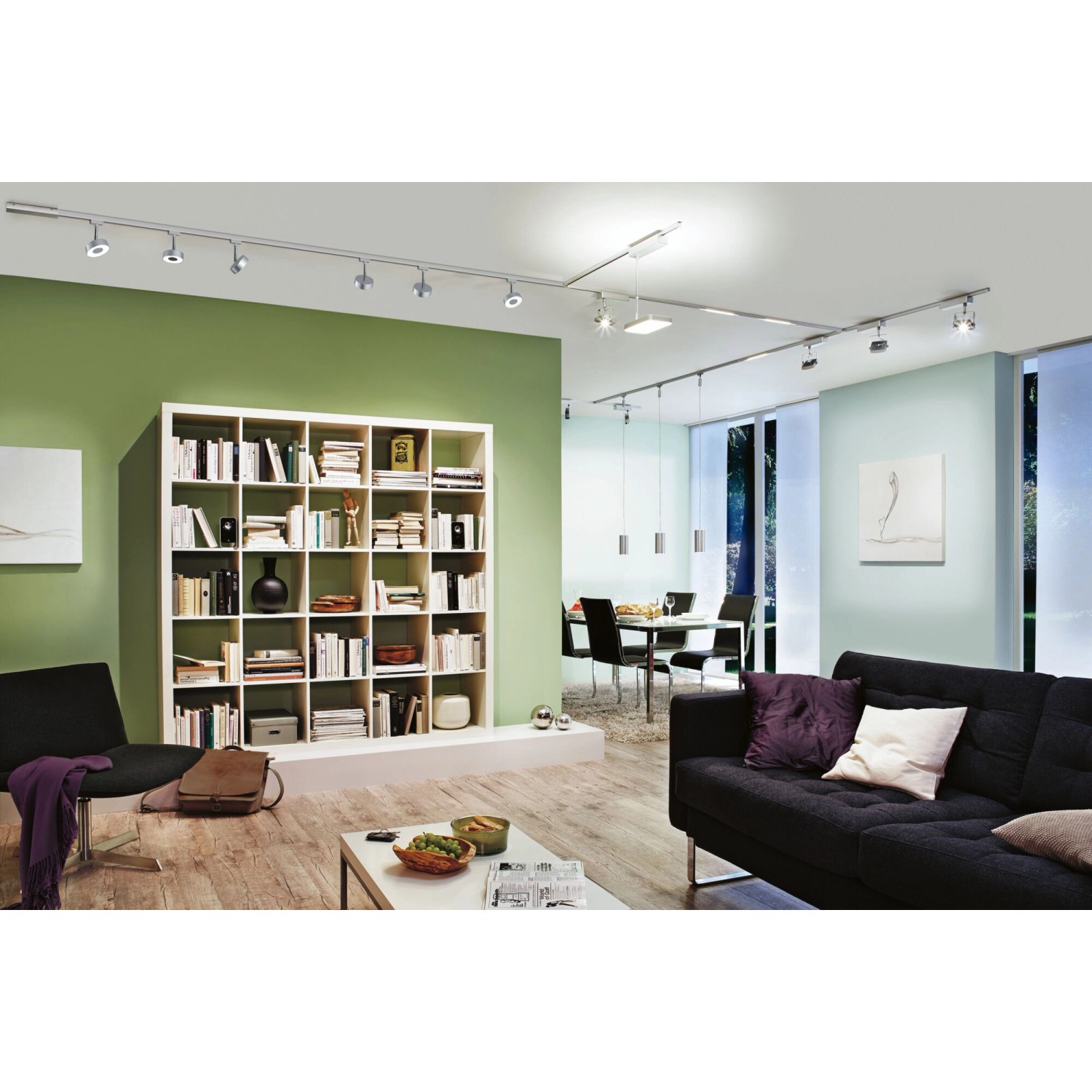 Modernes Wohnzimmer mit Urail Schienensystem und LED Spots in Chrom Matt für individuelle Beleuchtung.