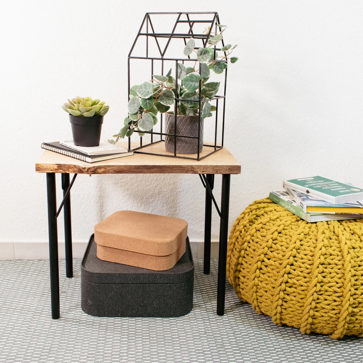 Tisch mit Wagner Möbelbeinen Hairpin Leg, 40cm, schwarz, im Retro-Stil.