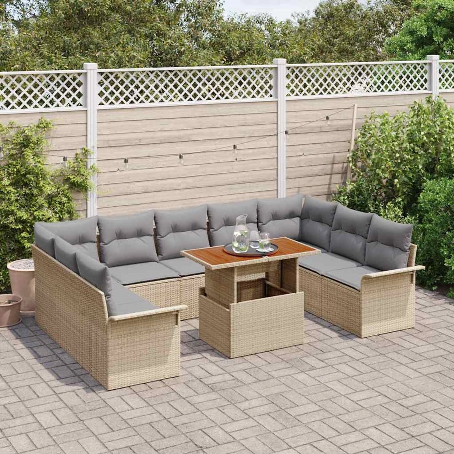 Beiges 10-teiliges vidaXL Garten-Sofa-Set aus Poly Rattan mit Tisch und grauen Kissen.