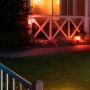 Philips Hue Econic LED-Sockelleuchte im Garten, verschiedene Farben und Lichtstimmungen.
