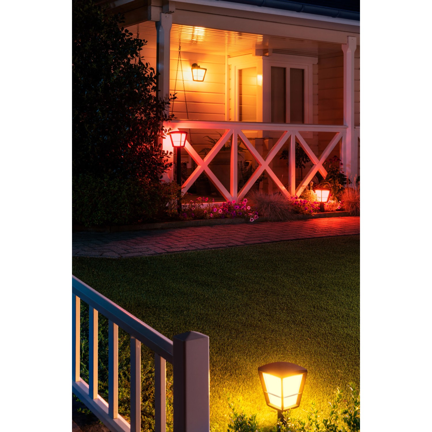 Philips Hue Econic LED-Sockelleuchte im Garten, verschiedene Farben und Lichtstimmungen.