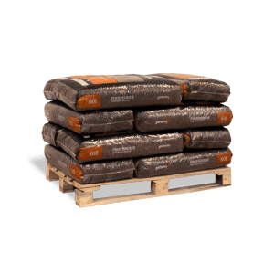 12 Säcke Galamio Pinien Rindenmulch Fein (60l) auf Holzpalette. Dunkle Säcke mit orangefarbenen Etiketten.