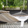 Weiße ebuy24 Anini Hängematte aus Stoff mit Holzgestell für den Garten.