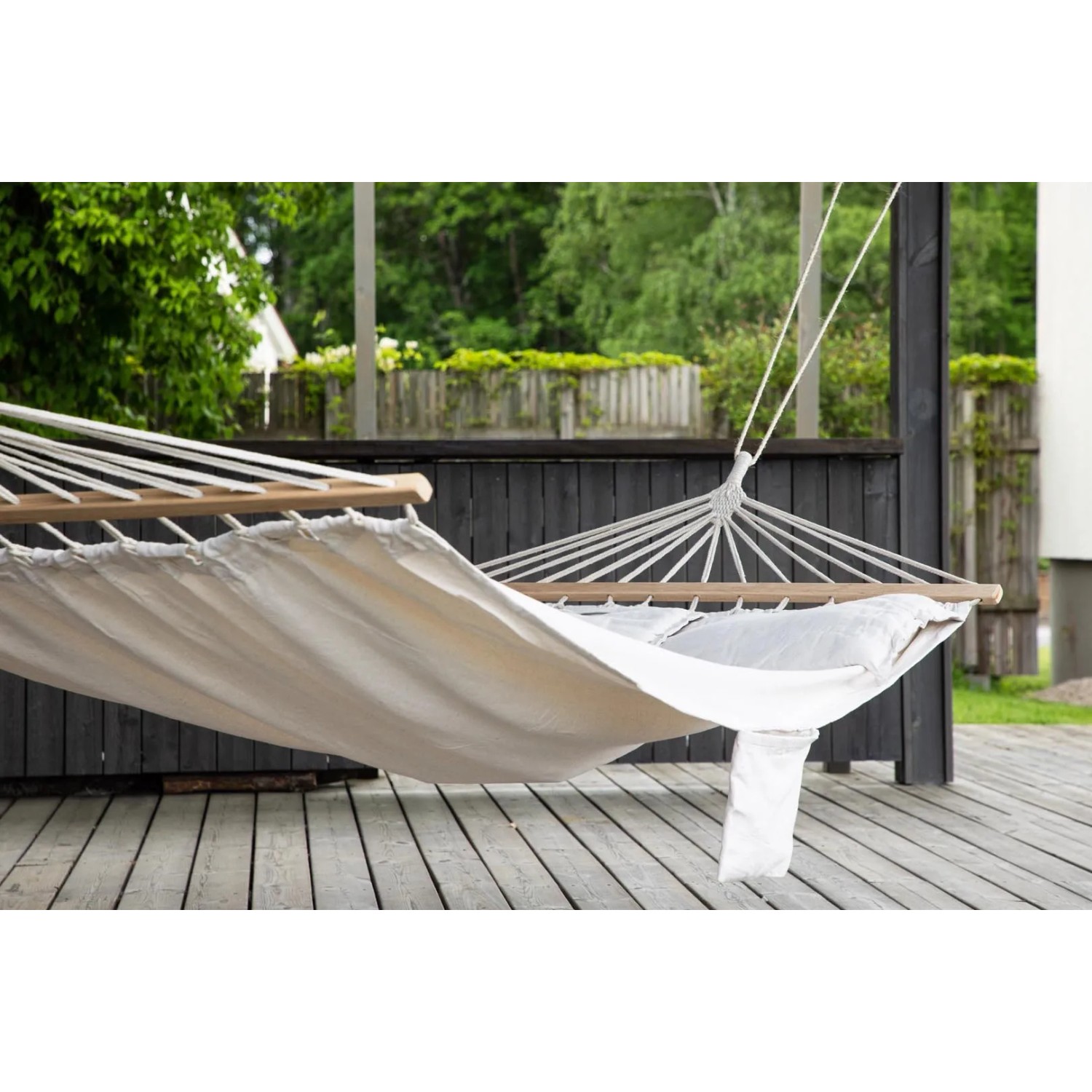 Weiße ebuy24 Anini Hängematte aus Stoff mit Holzgestell für den Garten.