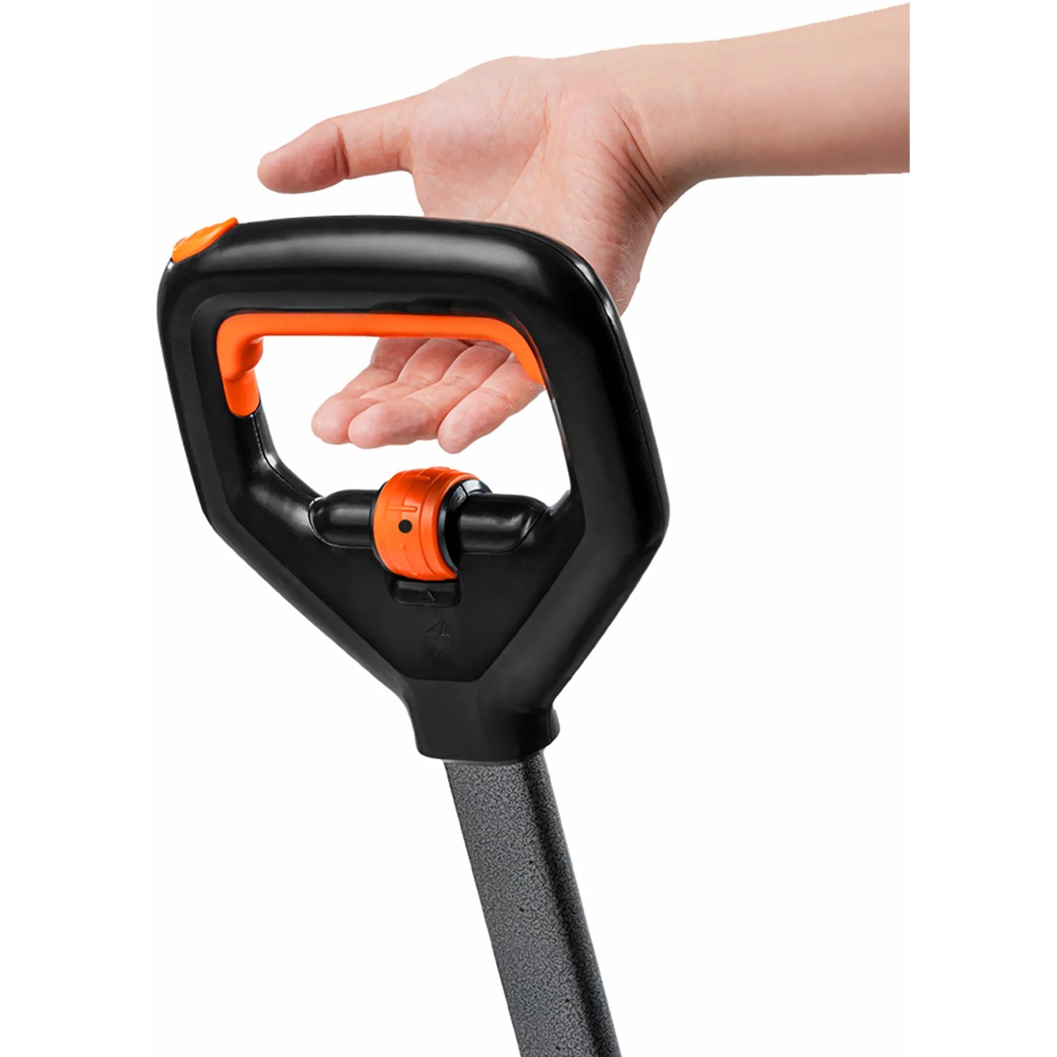 Detailaufnahme: Hand am Griff des Litheli Bollerwagens mit Elektroantrieb.