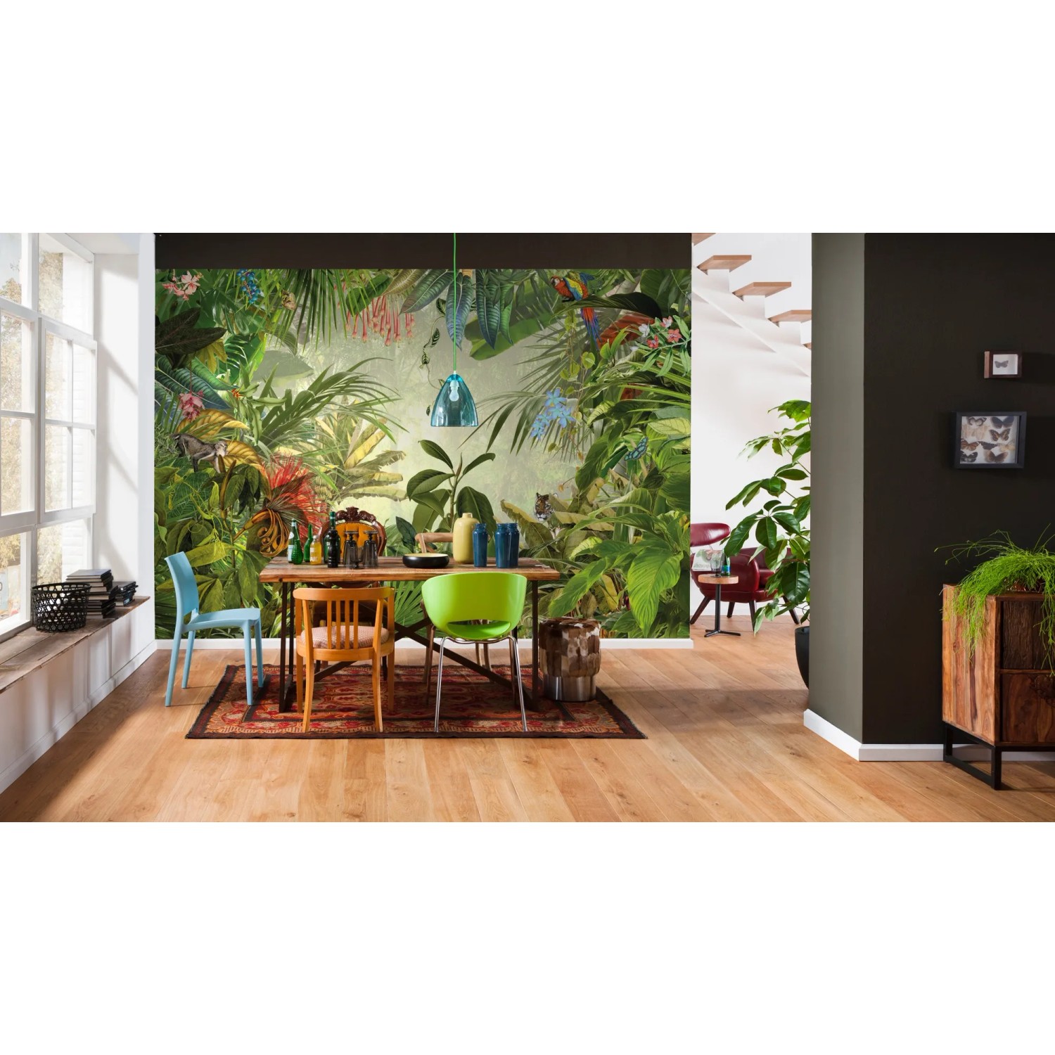 Komar Vliesfototapete „Into the Wild“ (368x248 cm) mit Dschungelmotiv im Esszimmer.