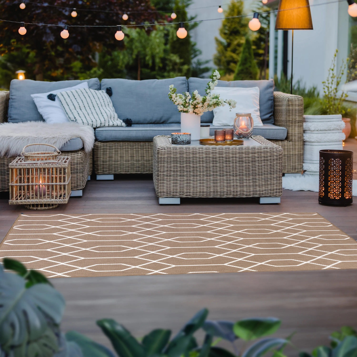 Brauner Primaflor In- & Outdoorteppich mit geometrischem Muster auf Terrasse.