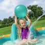 Kind spielt mit Ball im Bestway Wasserspielcenter Retro Welt mit Rutsche und Sprinkler.