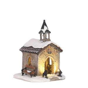 Beleuchtete Luville Kapelle mit Schnee, Glockenturm und Bank. Detailreiche Weihnachtsdekoration, batteriebetrieben.