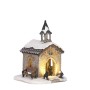 Beleuchtete Luville Kapelle mit Schnee, Glockenturm und Bank. Detailreiche Weihnachtsdekoration, batteriebetrieben.
