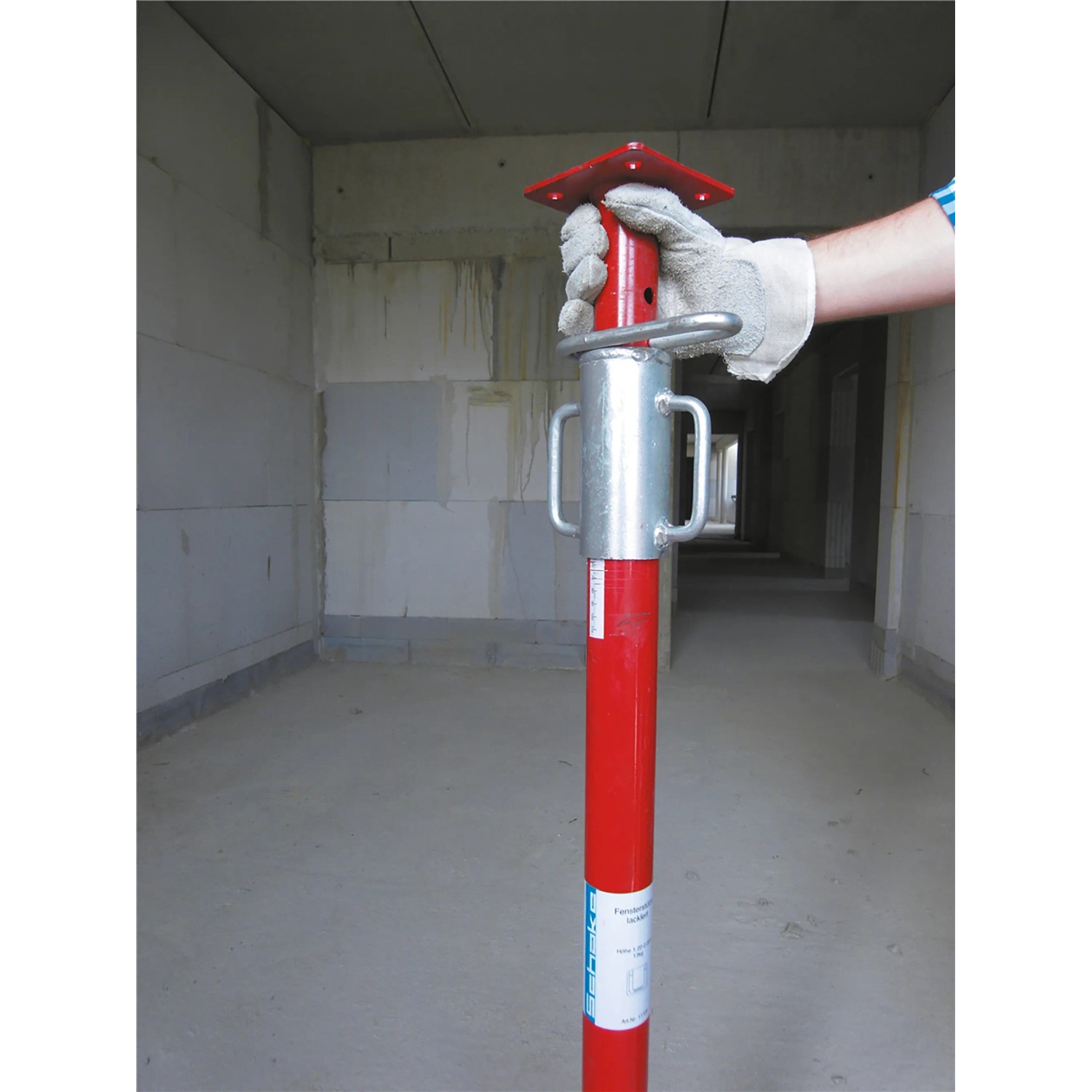 Schake Fensterstütze (rot, 0,90-1,50 m) im Einsatz auf der Baustelle.