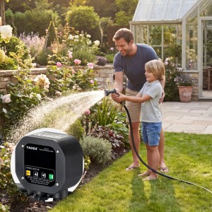 Wiltec Elektronischer Druckschalter für Hauswasserwerk und Pumpe. Im Garten bewässern Mann und Kind Pflanzen mit Schlauch.