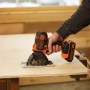 Black+Decker Multievo Multifunktionswerkzeug-Set MT218K beim Sägen von Holz.