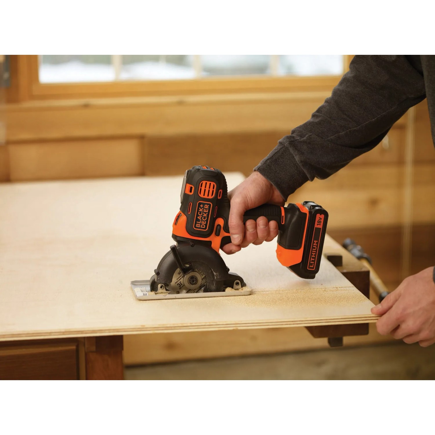Black+Decker Multievo Multifunktionswerkzeug-Set MT218K beim Sägen von Holz.