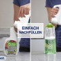 Bona Stein-, Fliesen- und Laminatreiniger Nachfüllkanister beim Nachfüllen der Sprühflasche und des Wischmopps.