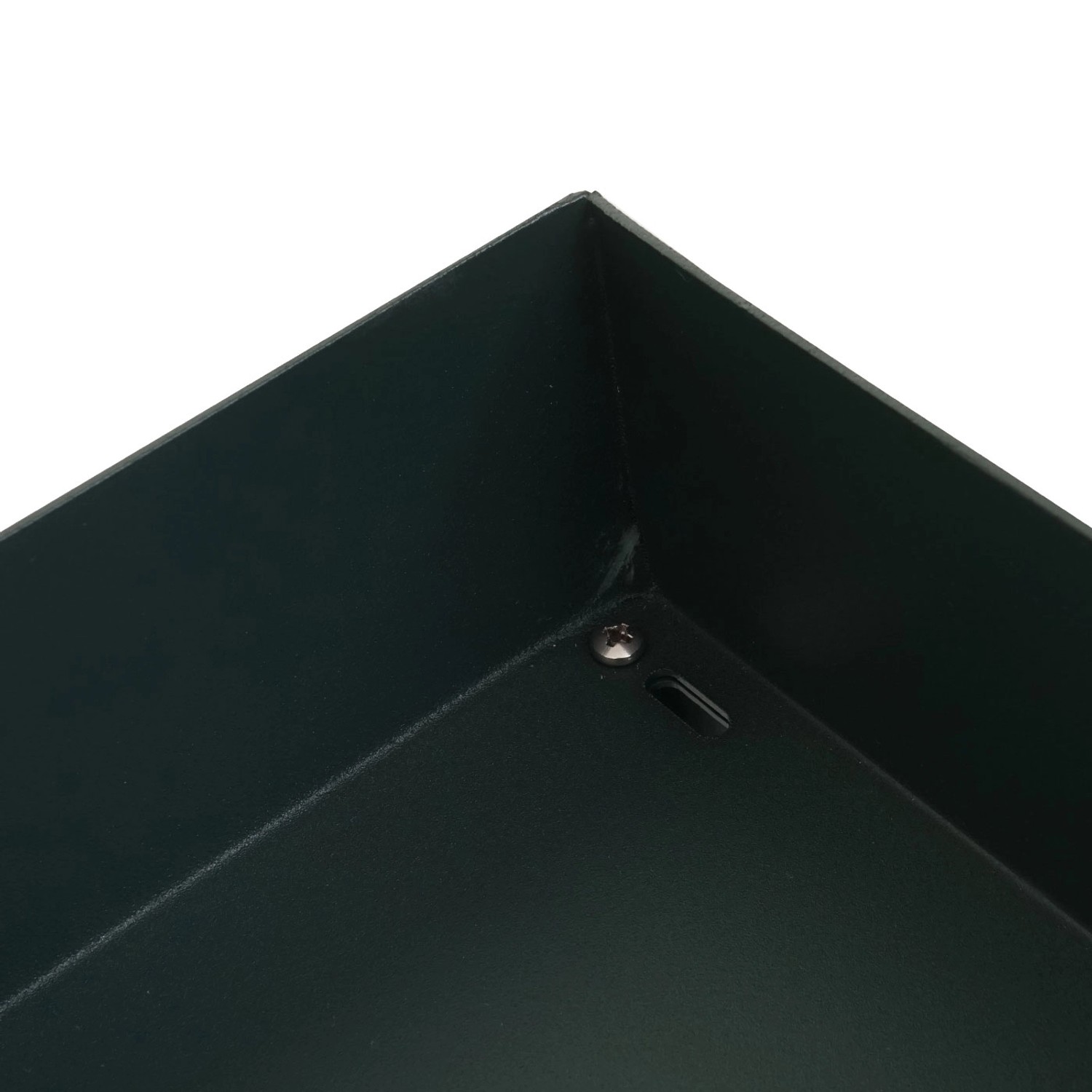 Detailaufnahme der grünen MCW Mähroboter-Garage G60, Innenecke mit Schraube und Ablaufloch.