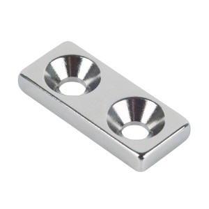 Fix-o-moll Magnet Neodym, silberfarben, mit zwei Senkbohrungen für Schrauben.