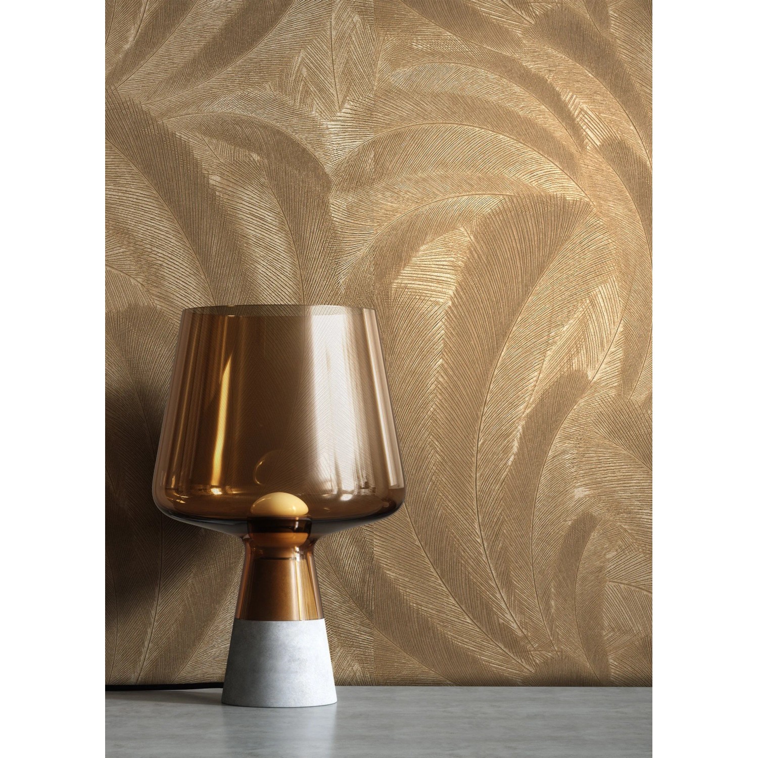 Goldene Vliestapete mit strukturierten Palmenblättern und Glanz. Dekorative Natur-Tapete für Wohnräume.
