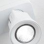 Detailaufnahme: Weißer Orion Sineo Strahler (3-flammig) mit GU10 Fassung. Spot für flexible Lichtausrichtung.