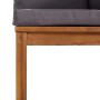 Detailansicht: Gartenlounge-Set aus Akazienholz mit grauen Auflagen. Fokus auf Holzstruktur und Polster.