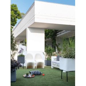 Deroma Cosmo Pflanzkasten, 78 cm, anthrazit, im Gartenambiente mit Pflanzen.