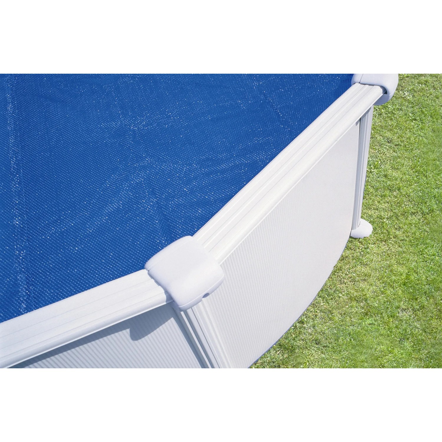 Summer Fun Solar-Abdeckplane auf Ovalpool (375x610cm): Blaue Poolabdeckung mit weißem Rahmen.