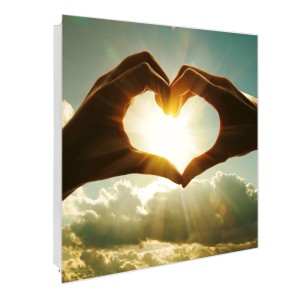 Weißer Banjado Schlüsselkasten mit Glasfront, Motiv Sonne im Herzen, Hände formen ein Herz.