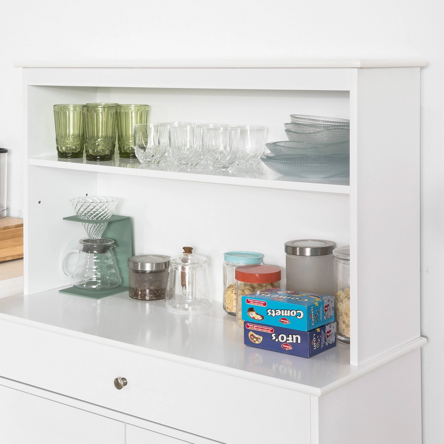 Weißes SoBuy Sideboard/Küchenschrank (FSB26-W) mit Geschirr und Lebensmitteln.