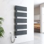 Elektrischer Badheizkörper in Anthrazit (60x132cm, 800W) mit Thermostat und Timer zur Handtuchtrocknung.