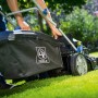 LUX-TOOLS Benzin-Rasenmäher B-RM-51-A B in Aktion mit Grasfangkorb auf Rasen.