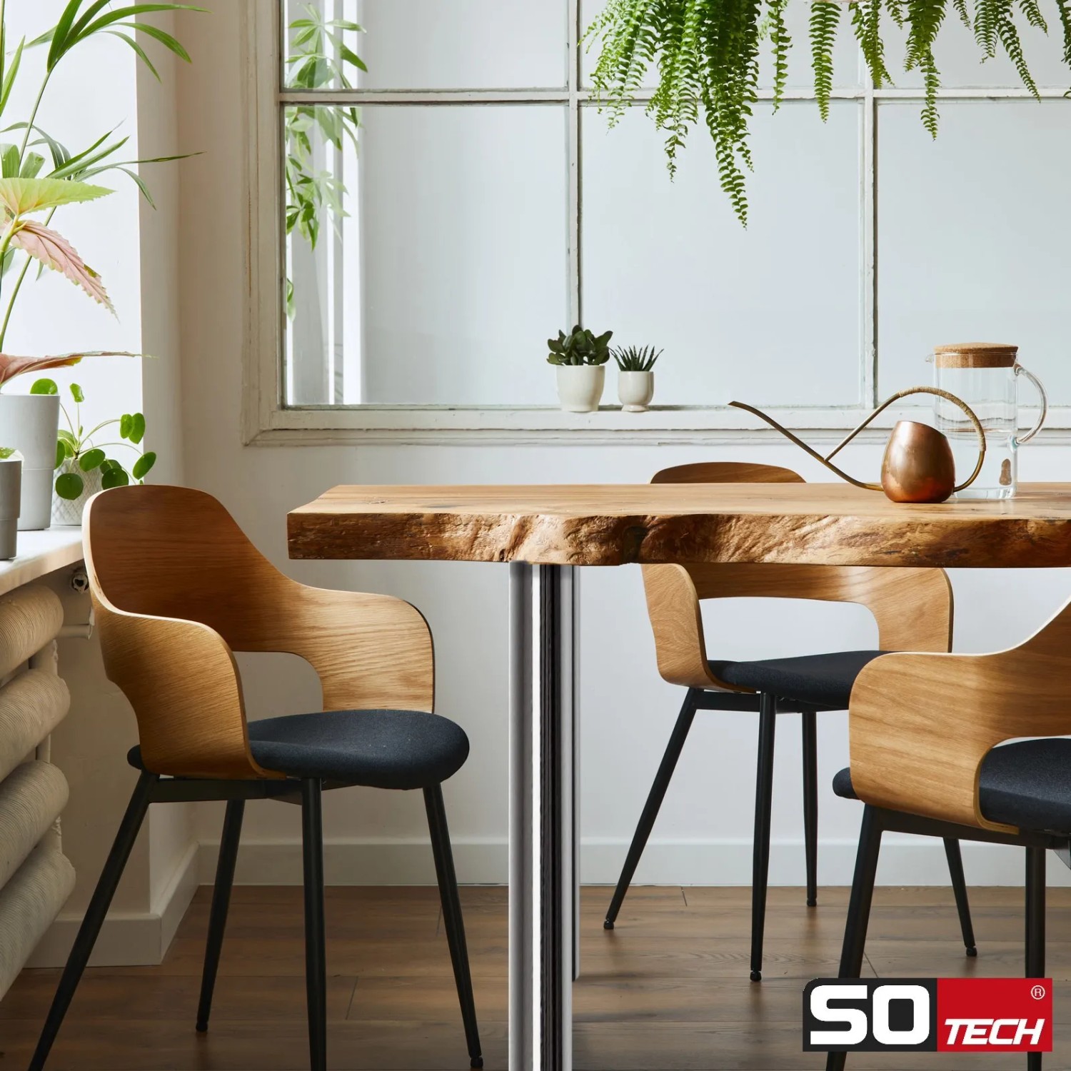 SOTECH Tischbein, verchromt und höhenverstellbar, stützt einen Holztisch in einem hellen Esszimmer.