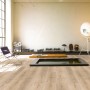 Heller Raum mit Parador Vinylboden Basic 5.3 Eiche Royal hell gekälkt in Holzoptik.