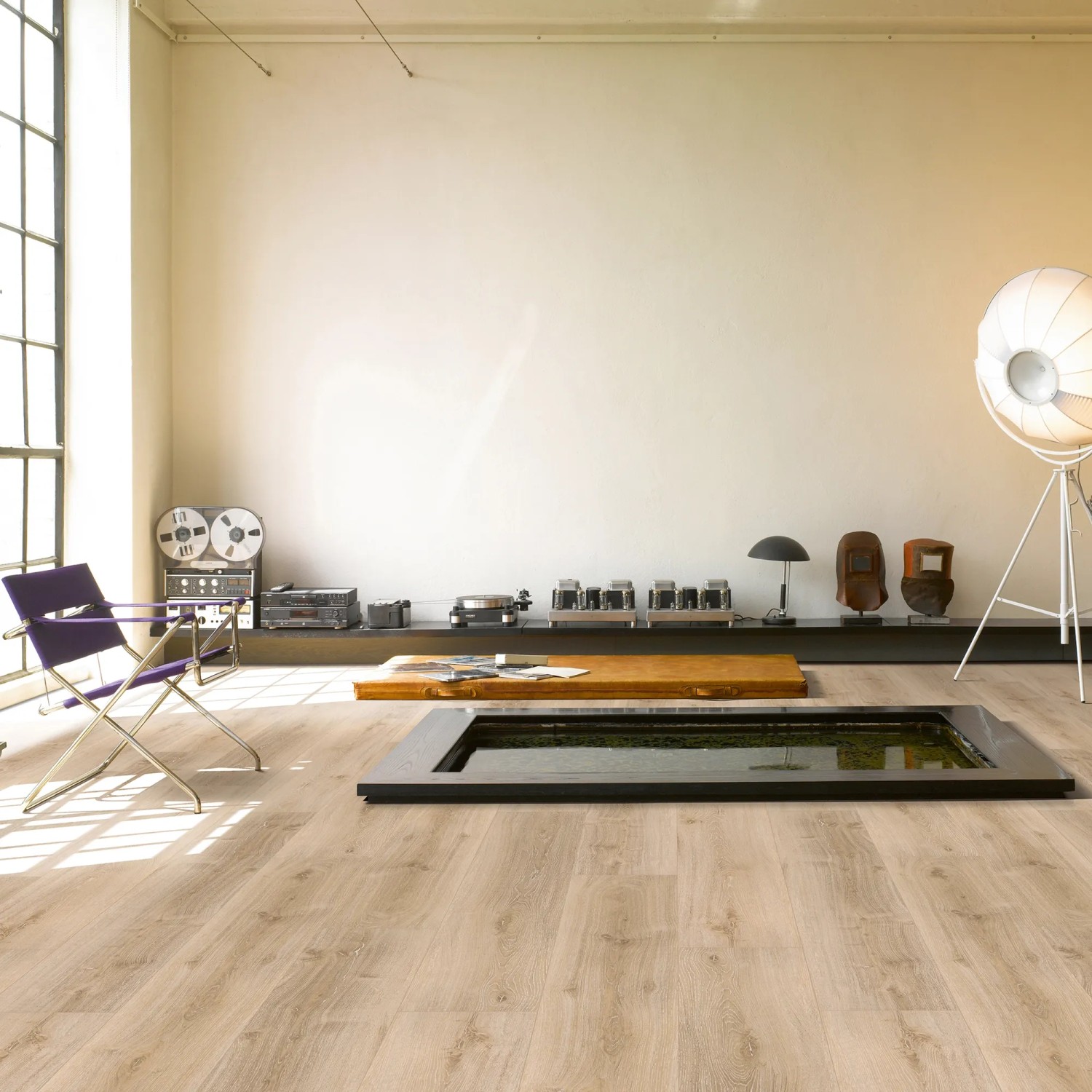 Heller Raum mit Parador Vinylboden Basic 5.3 Eiche Royal hell gekälkt in Holzoptik.